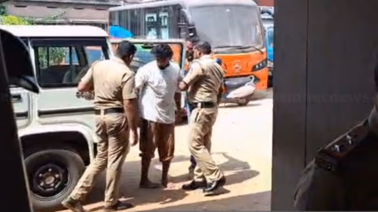 വീട്ടിലേക്കുള്ള യാത്രക്കിടെ ട്രെയിനിൽ നിന്ന് പ്രവാസി മലയാളി യുവാവ് വടകര മൂരാട് പുഴയിൽ ചാടി; സ്വയം നീന്തിക്കയറി വീട്ടിലേക്കുള്ള യാത്രക്കിടെ ട്രെയിനിൽ നിന്ന് പ്രവാസി മലയാളി യുവാവ് വടകര മൂരാട് പുഴയിൽ ചാടി; സ്വയം നീന്തിക്കയറി