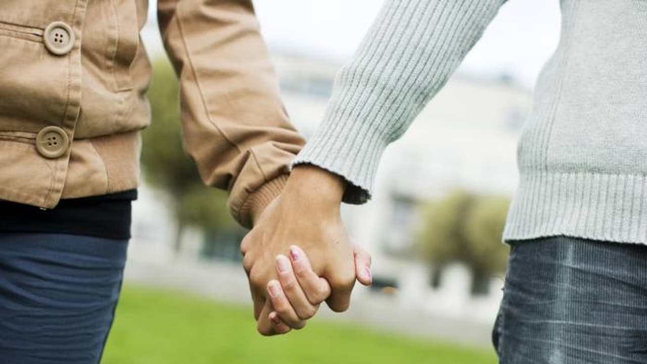 കാമുകിയുമായി പാര്ക്കില് കൈകോർത്തിരുന്നതിന് വാട്ട്സാപ്പ് ഗ്രൂപ്പിൽ ഭീഷണി സന്ദേശങ്ങൾ, പോസ്റ്റുമായി 20 കാരൻ കാമുകിയുമായി പാര്ക്കില് കൈകോർത്തിരുന്നതിന് വാട്ട്സാപ്പ് ഗ്രൂപ്പിൽ ഭീഷണി സന്ദേശങ്ങൾ, പോസ്റ്റുമായി 20 കാരൻ