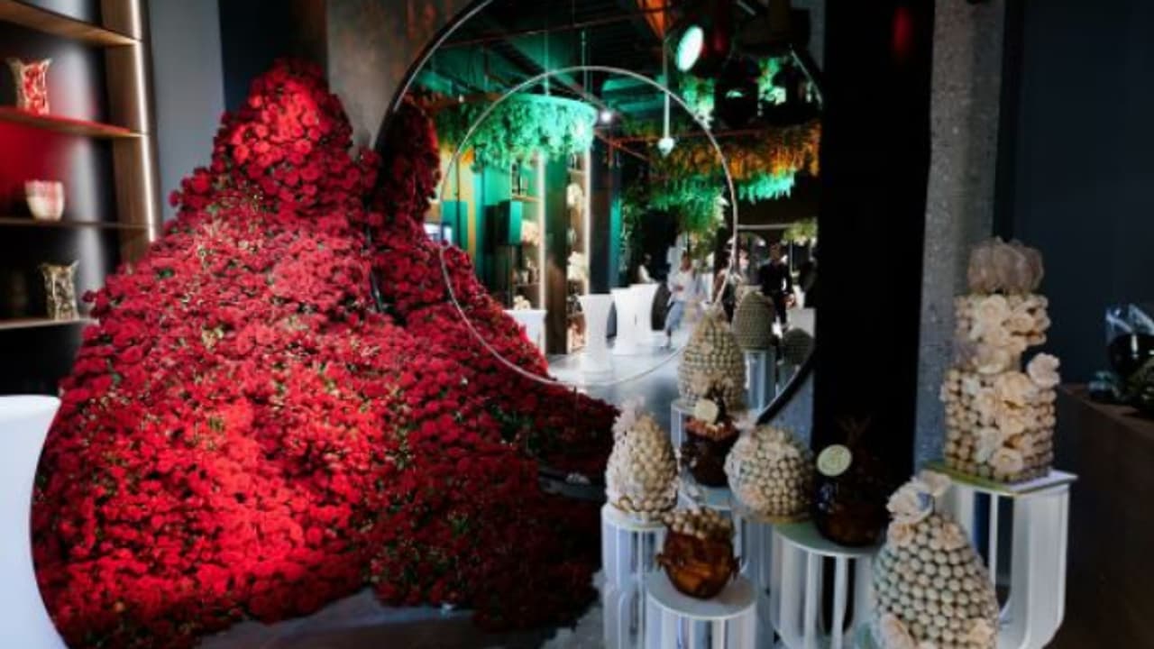 മേൽക്കൂരയോളം വലിപ്പം, 40,000 ദിർഹം വരുന്ന ഫ്ലവർ വർക്ക് ; വാലന്റൈൻസ് ഡേ കളറാക്കാൻ യുഎഇയിലെ പൂ വിപണികൾ മേൽക്കൂരയോളം വലിപ്പം, 40,000 ദിർഹം വരുന്ന ഫ്ലവർ വർക്ക് ; വാലന്റൈൻസ് ഡേ കളറാക്കാൻ യുഎഇയിലെ പൂ വിപണികൾ