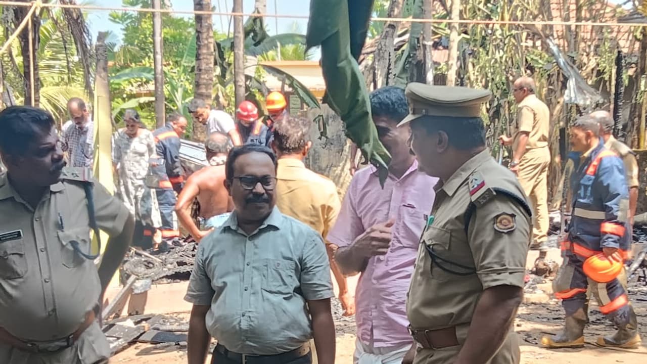 സുബാഷും ശ്രീജയും ജോലിക്ക് പോയി, മക്കൾ സ്കൂളിലും, അല്ലെങ്കിൽ...; ഷീറ്റ് ചൂടായി ഗ്യാസ് സിലിണ്ടർ പൊട്ടിത്തെറിച്ചു സുബാഷും ശ്രീജയും ജോലിക്ക് പോയി, മക്കൾ സ്കൂളിലും, അല്ലെങ്കിൽ...; ഷീറ്റ് ചൂടായി ഗ്യാസ് സിലിണ്ടർ പൊട്ടിത്തെറിച്ചു