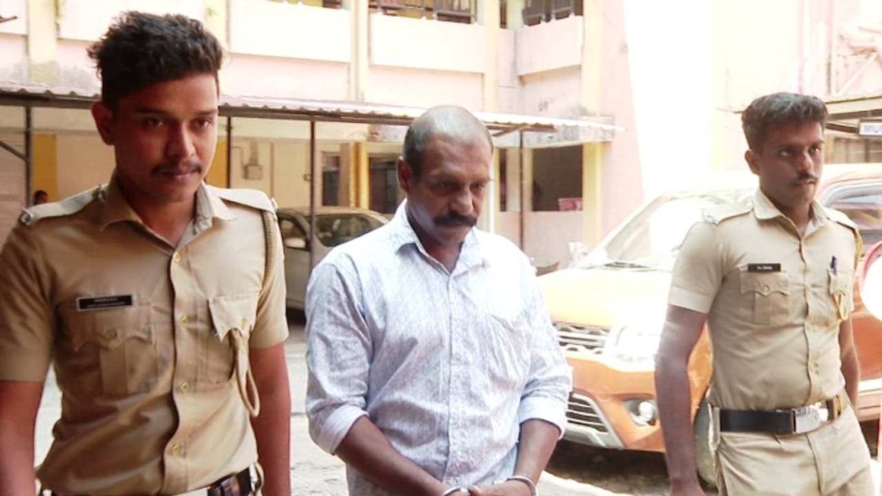 മക്കളുടെ മുന്നിലിട്ട് ഭാര്യയെ അതിക്രൂരമായി കൊലപ്പെടുത്തി; മനോജിന് ജീവപര്യന്തം കഠിന തടവ് മക്കളുടെ മുന്നിലിട്ട് ഭാര്യയെ അതിക്രൂരമായി കൊലപ്പെടുത്തി; മനോജിന് ജീവപര്യന്തം കഠിന തടവ്