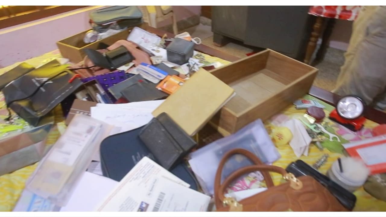 വീട്ടുകാർ നെച്ചൂർ പള്ളിയിൽ പെരുന്നാളിന് പോയി, തിരികെ വന്നപ്പോൾ വീട് അലങ്കോലം; 30പവനും 2ലക്ഷം രൂപയും കാണാനില്ല വീട്ടുകാർ നെച്ചൂർ പള്ളിയിൽ പെരുന്നാളിന് പോയി, തിരികെ വന്നപ്പോൾ വീട് അലങ്കോലം; 30പവനും 2ലക്ഷം രൂപയും കാണാനില്ല