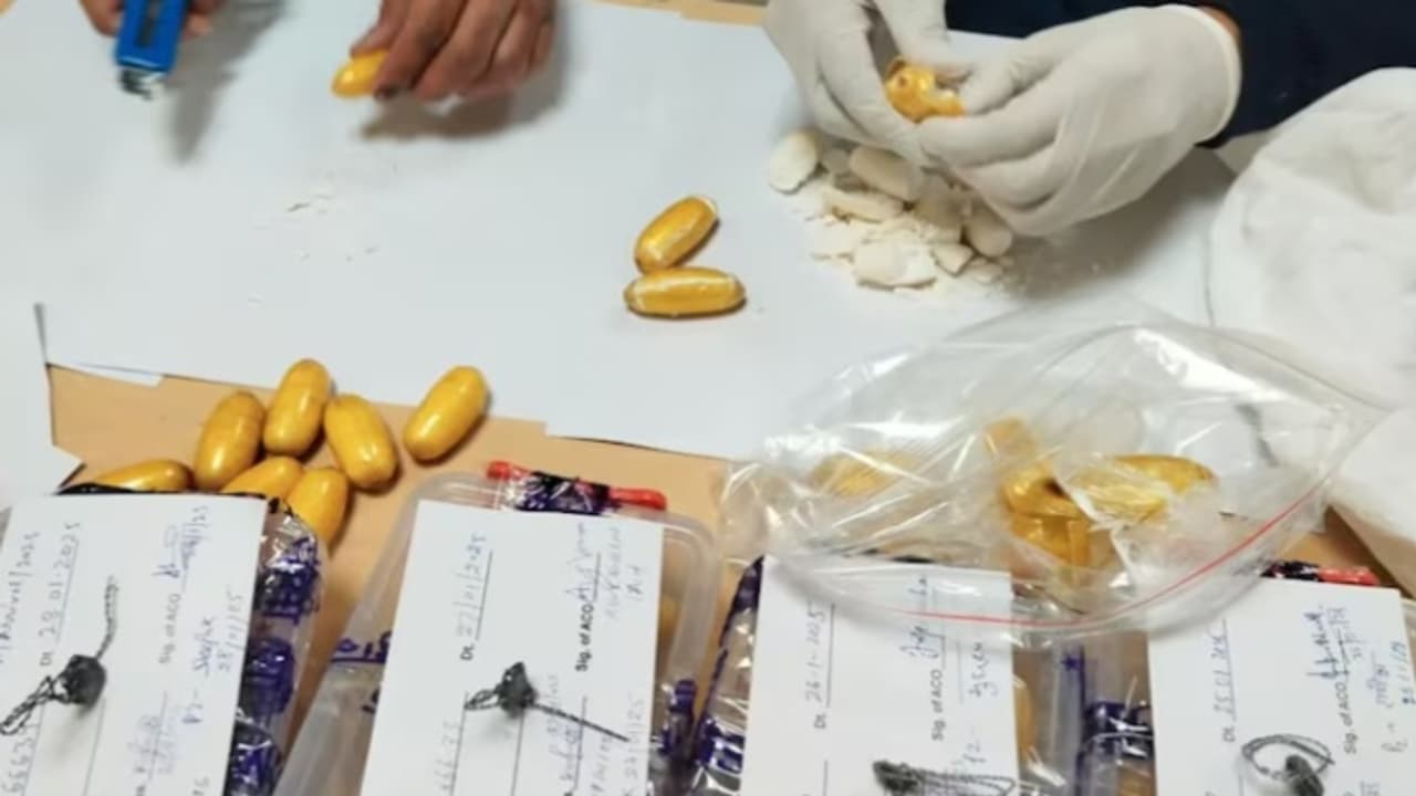 നീണ്ട യാത്ര കഴിഞ്ഞ് എയർപോർട്ടിൽ വന്നിറങ്ങിയ രണ്ട് സ്ത്രീകൾ, പരിശോധിച്ചപ്പോൾ ശരീരത്തിനുള്ളിൽ കോടികളുടെ കൊക്കൈൻ