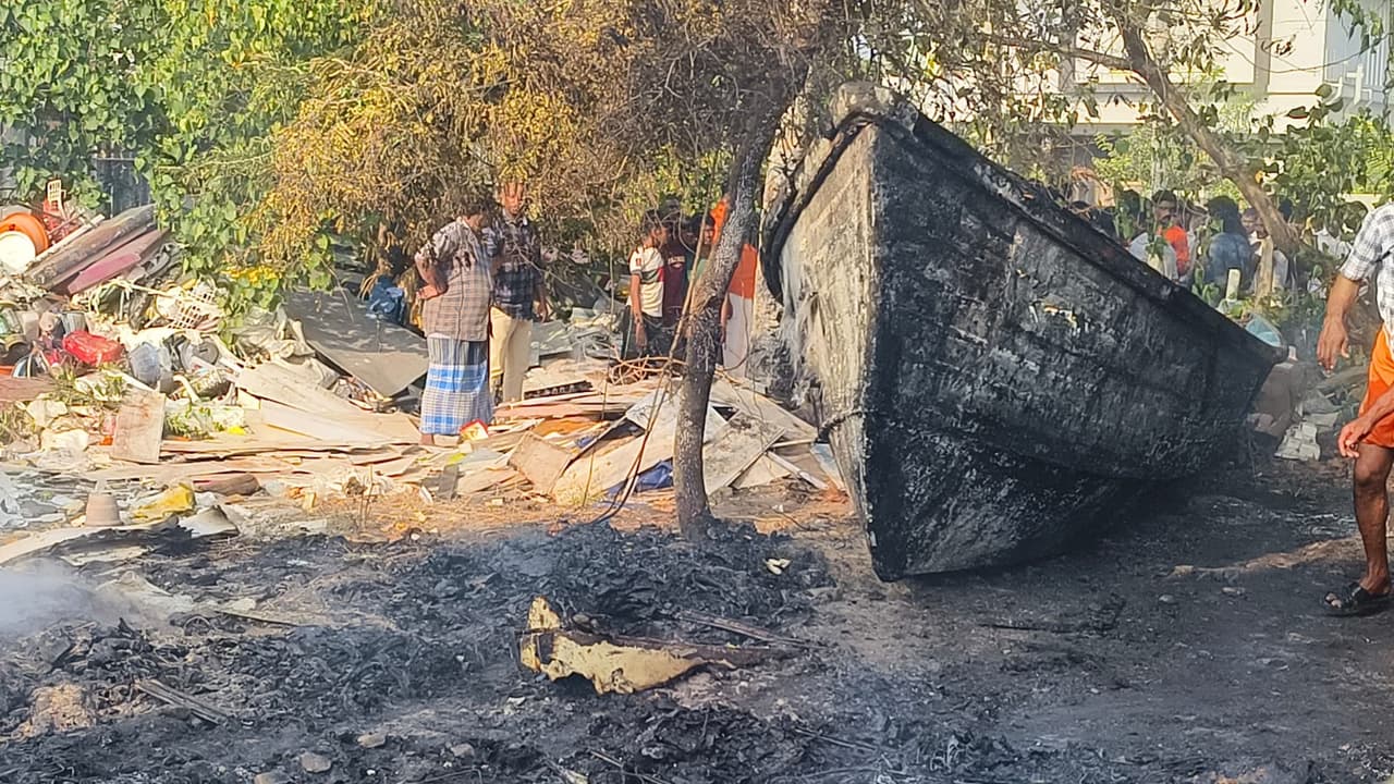ചപ്പുചവറിന് തീയിട്ടതാണെന്ന് സംശയം, ആക്രിക്കടക്ക് തീ പിടിച്ചു; വൻ നാശ നഷ്ടം, 5 ലക്ഷം രൂപയുടെ വള്ളവും നശിച്ചു ചപ്പുചവറിന് തീയിട്ടതാണെന്ന് സംശയം, ആക്രിക്കടക്ക് തീ പിടിച്ചു; വൻ നാശ നഷ്ടം, 5 ലക്ഷം രൂപയുടെ വള്ളവും നശിച്ചു