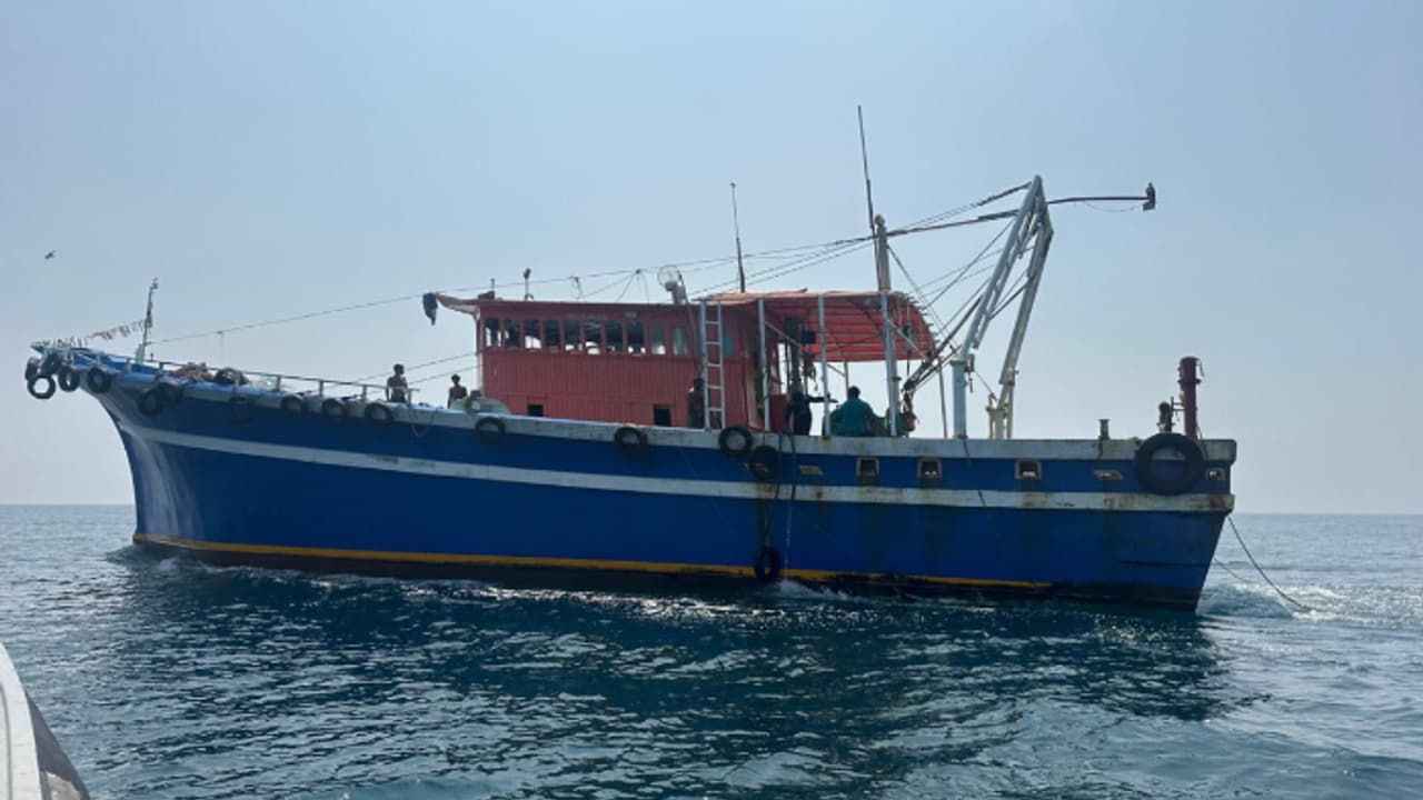 'ദേവാമാത' പരിശോധിച്ചപ്പോൾ കണ്ടത് ഹൈവോള്ട്ടേജ് എല്ഇഡി ലൈറ്റ്, കണ്ണി വലുപ്പം കുറഞ്ഞ വല, ബോട്ട് പിടിച്ചെടുത്തു 'ദേവാമാത' പരിശോധിച്ചപ്പോൾ കണ്ടത് ഹൈവോള്ട്ടേജ് എല്ഇഡി ലൈറ്റ്, കണ്ണി വലുപ്പം കുറഞ്ഞ വല, ബോട്ട് പിടിച്ചെടുത്തു