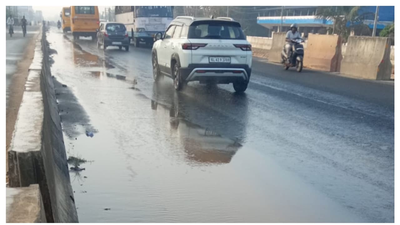 കൊടുംവേനലിൽ റോഡിലും വീടുകളിലും കടകളിലും വെള്ളം കയറി, റോഡും പൊളിഞ്ഞു, പതിവാണെന്ന് നാട്ടുകാർ കൊടുംവേനലിൽ റോഡിലും വീടുകളിലും കടകളിലും വെള്ളം കയറി, റോഡും പൊളിഞ്ഞു, പതിവാണെന്ന് നാട്ടുകാർ