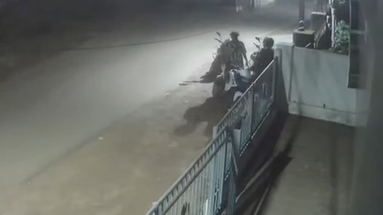 സ്റ്റേഷൻ പാര്ക്കിങ്ങിൽ ബൈക്കിന് ചേര്ന്നിരിക്കും, ആരുമറിയാതെ ആവശ്യത്തിന് കുപ്പിയിലാക്കും, പെട്രോൾ മോഷണം പതിവ് സ്റ്റേഷൻ പാര്ക്കിങ്ങിൽ ബൈക്കിന് ചേര്ന്നിരിക്കും, ആരുമറിയാതെ ആവശ്യത്തിന് കുപ്പിയിലാക്കും, പെട്രോൾ മോഷണം പതിവ്