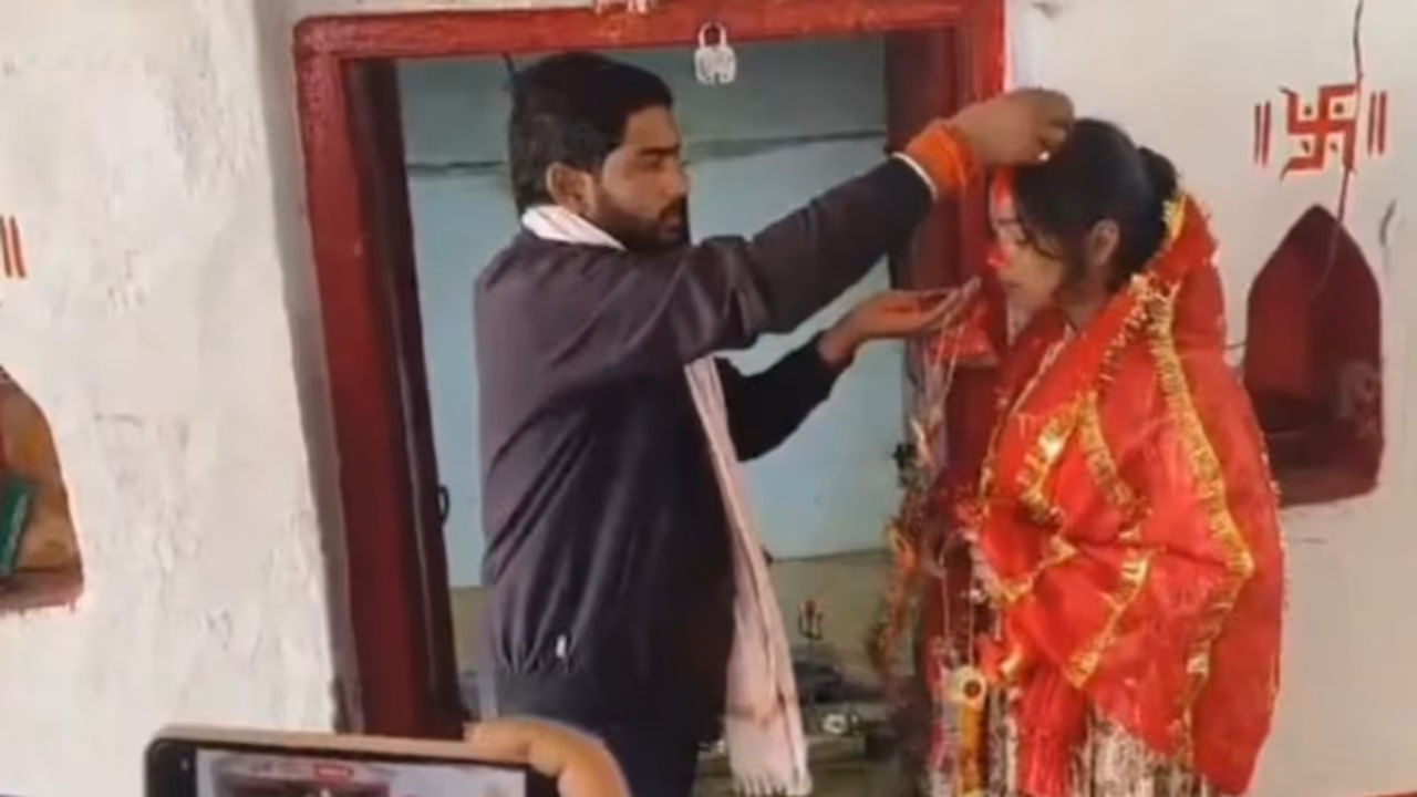 ലോൺ അടയ്ക്കാൻ പറഞ്ഞ് സ്ഥിരം വീട്ടിലെത്തിയ ഏജന്റിനെ വിവാഹം ചെയ്ത് യുവതി; മദ്യപനായ ഭർത്താവിനെ ഉപേക്ഷിച്ചു ലോൺ അടയ്ക്കാൻ പറഞ്ഞ് സ്ഥിരം വീട്ടിലെത്തിയ ഏജന്റിനെ വിവാഹം ചെയ്ത് യുവതി; മദ്യപനായ ഭർത്താവിനെ ഉപേക്ഷിച്ചു