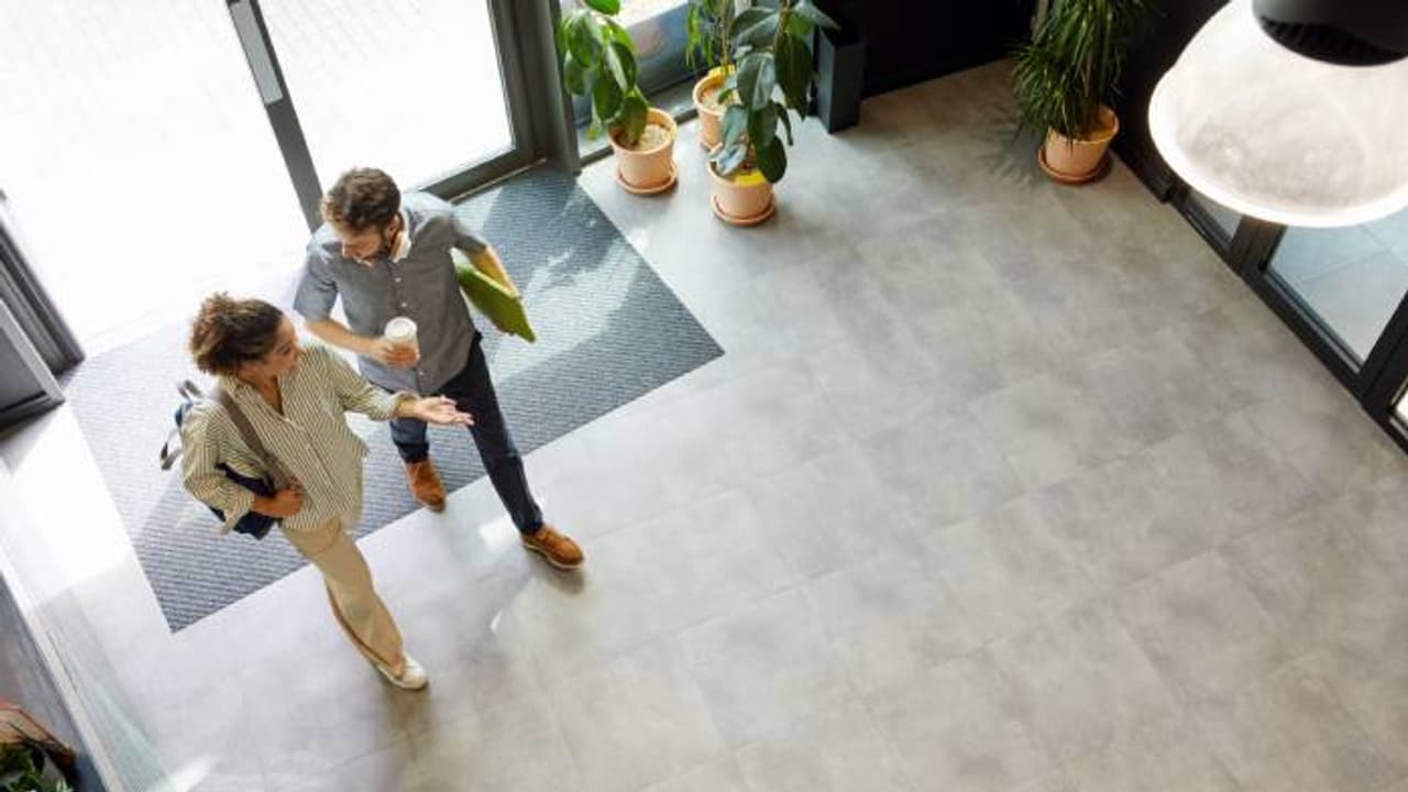 ഇതെന്താ സ്കൂളോ? വാതിലുകൾ അടച്ചുപൂട്ടി, വൈകി വന്നതിന് ഓഫീസിന്റെ പുറത്ത് നിർത്തി സിഇഒ, വൈറലായി പോസ്റ്റ് ഇതെന്താ സ്കൂളോ? വാതിലുകൾ അടച്ചുപൂട്ടി, വൈകി വന്നതിന് ഓഫീസിന്റെ പുറത്ത് നിർത്തി സിഇഒ, വൈറലായി പോസ്റ്റ്