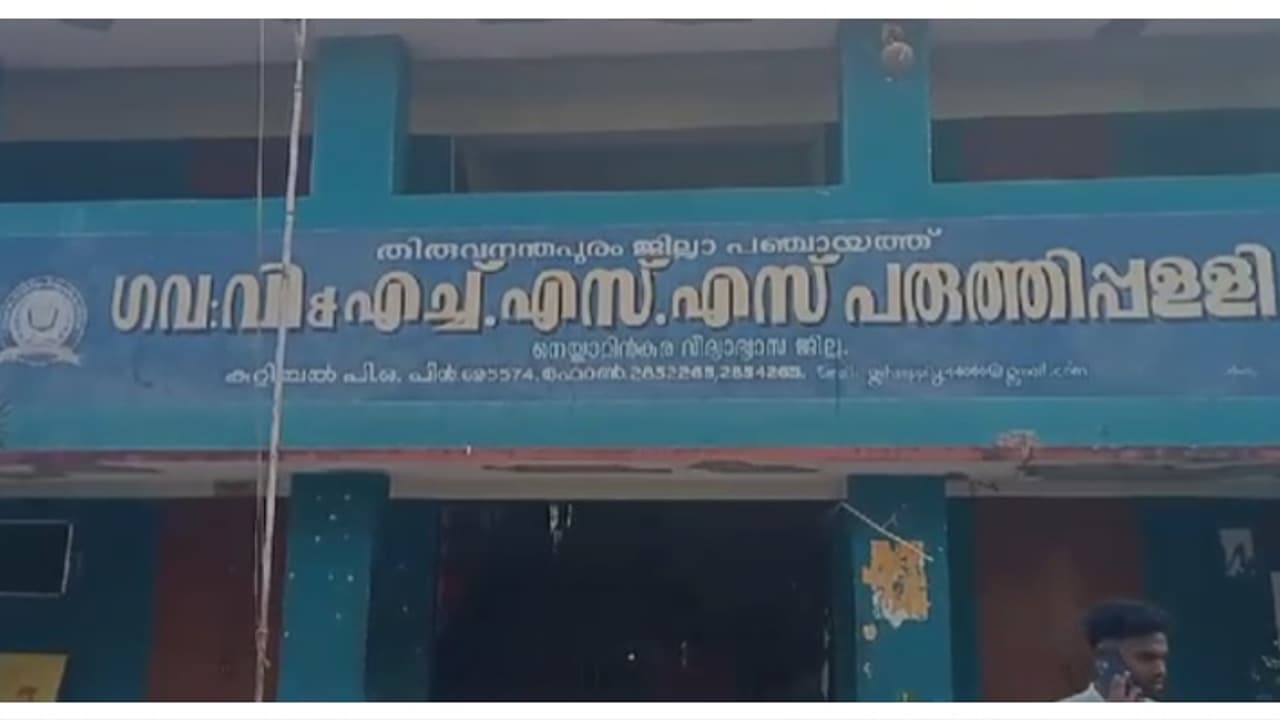 വിദ്യാർത്ഥിയുടെ ആത്മഹത്യ: 'സീൽ എടുത്തപ്പോള്‍ തടഞ്ഞു, കുടുംബത്തിന്റെ പരാതി ശരിയല്ല'; ആരോപണവിധേയനായ ക്ലർക്ക്