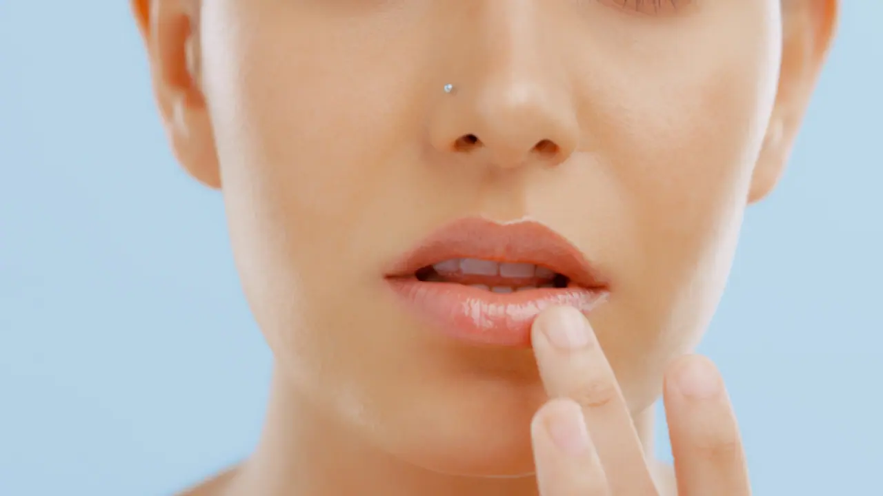 ചുണ്ടുകൾ വരണ്ട് പൊട്ടുന്നുണ്ടോ? തടയാൻ ചെയ്യേണ്ട കാര്യങ്ങള്‍