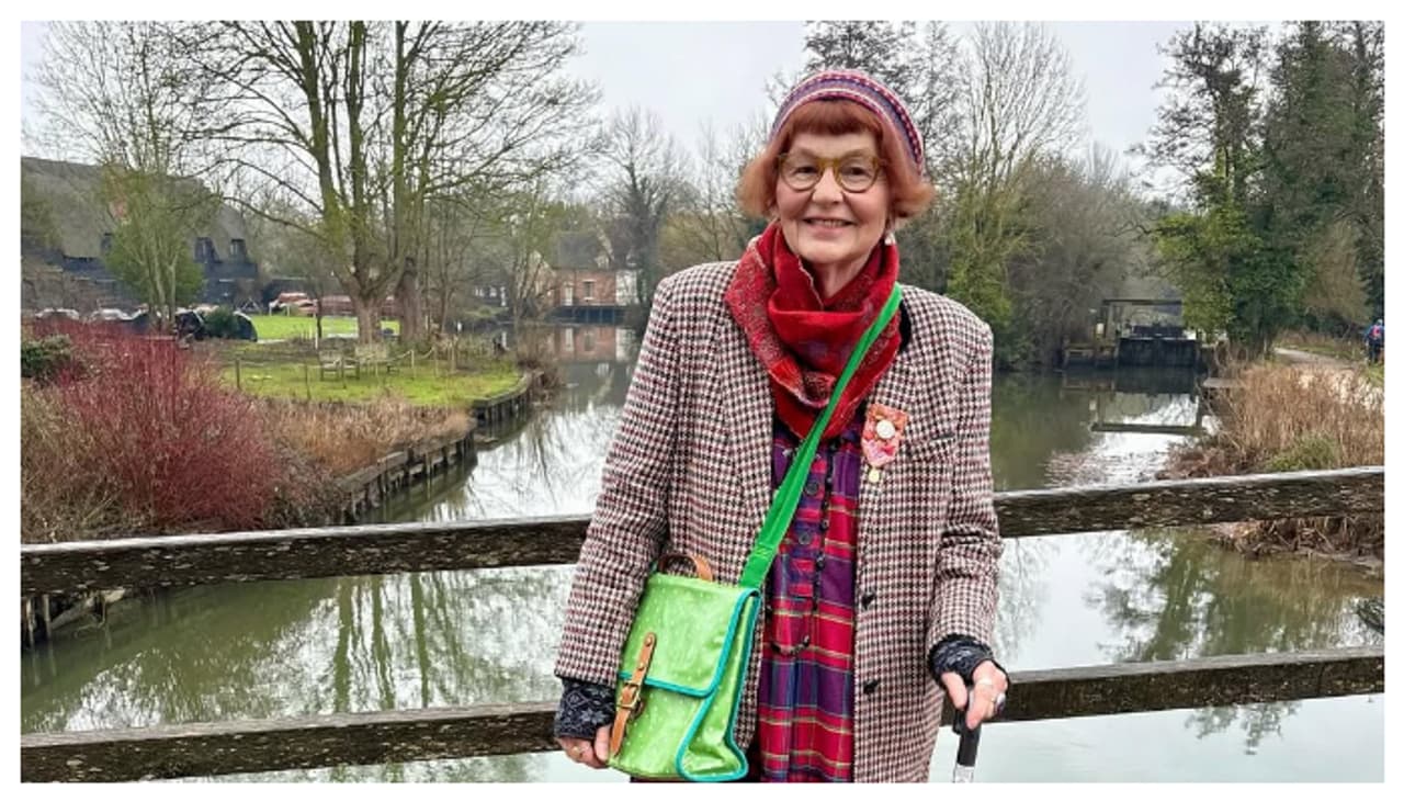 വയസ് 72, പഴയ തുണികൊണ്ട് പുത്തൻ ഉടുപ്പുകളുണ്ടാക്കുന്ന മാർസിയയുടെ 'തുന്നൽ മാജിക്' വൈറലാകുന്നു വയസ് 72, പഴയ തുണികൊണ്ട് പുത്തൻ ഉടുപ്പുകളുണ്ടാക്കുന്ന മാർസിയയുടെ 'തുന്നൽ മാജിക്' വൈറലാകുന്നു