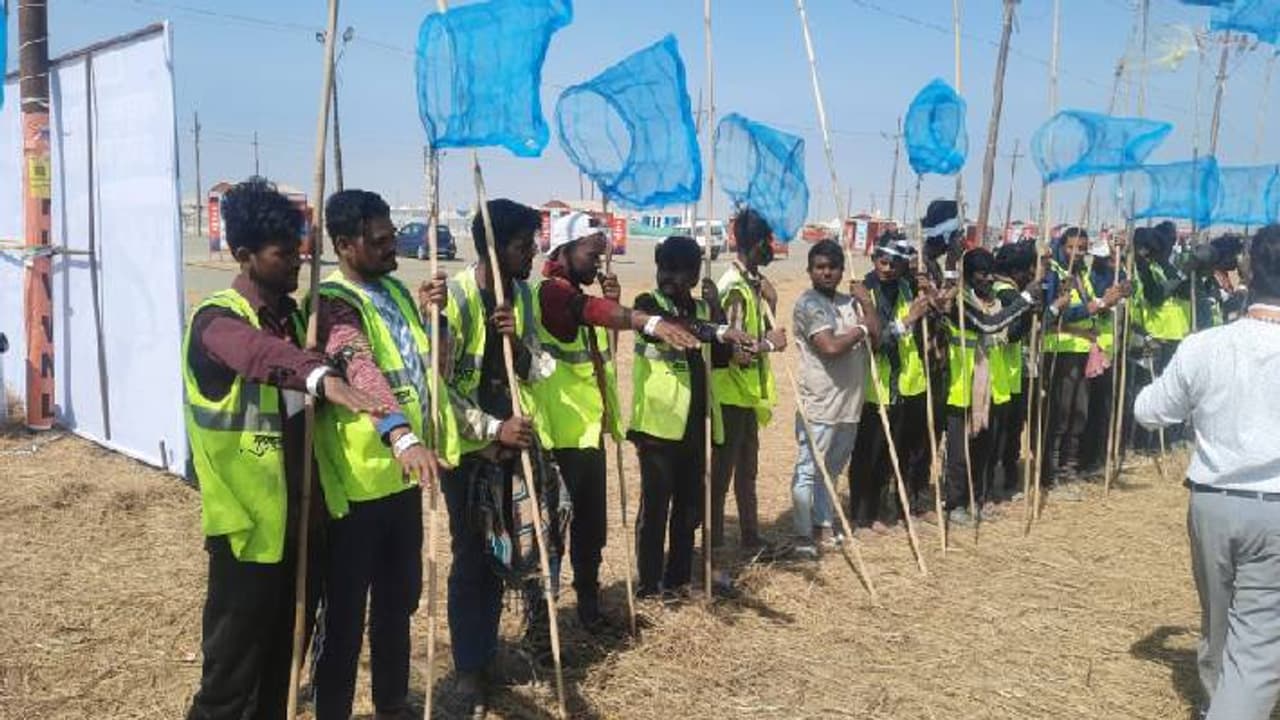 Mahakumbh sets sights on world record in cleanliness with simultaneous drive across three ghats Mahakumbh sets sights on world record in cleanliness with simultaneous drive across three ghats