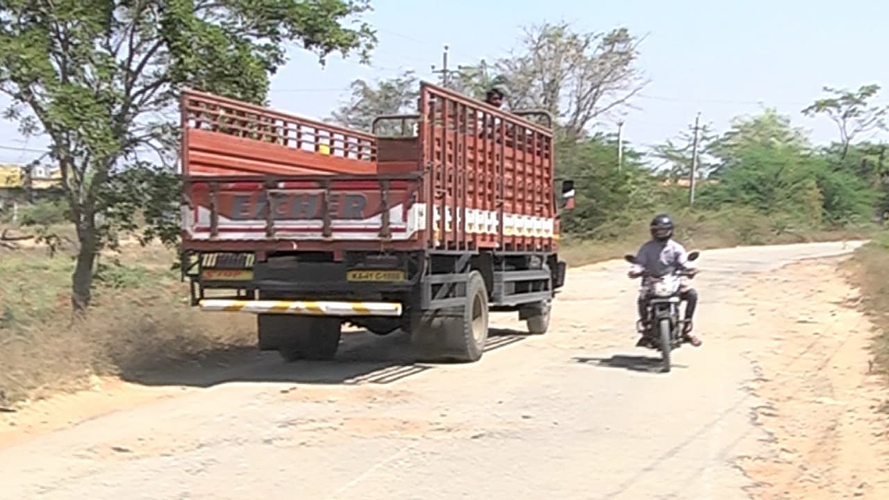 ಸಂಪೂರ್ಣ ಹದಗೆಟ್ಟ ಹನೂರು ಬಂಡಳ್ಳಿ ಮಾರ್ಗದ ರಸ್ತೆ: ಗುಂಡಿಮಯ ರಸ್ತೆಯಲ್ಲಿ ಒಂದಲ್ಲ ಒಂದು ಆಕ್ಸಿಡೆಂಟ್!