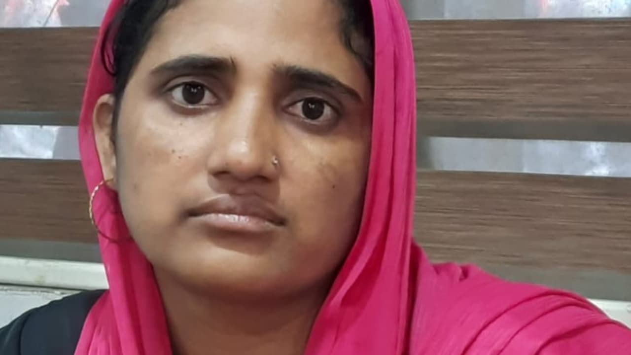 ബസ് സ്റ്റാൻഡ് പരിസരത്ത് ബാഗുമായി യുവതി, പൊലീസിന് സംശയം; പരിശോധനയിൽ പിടികൂടിയത് 2.25 കിലോ കഞ്ചാവ് ബസ് സ്റ്റാൻഡ് പരിസരത്ത് ബാഗുമായി യുവതി, പൊലീസിന് സംശയം; പരിശോധനയിൽ പിടികൂടിയത് 2.25 കിലോ കഞ്ചാവ്