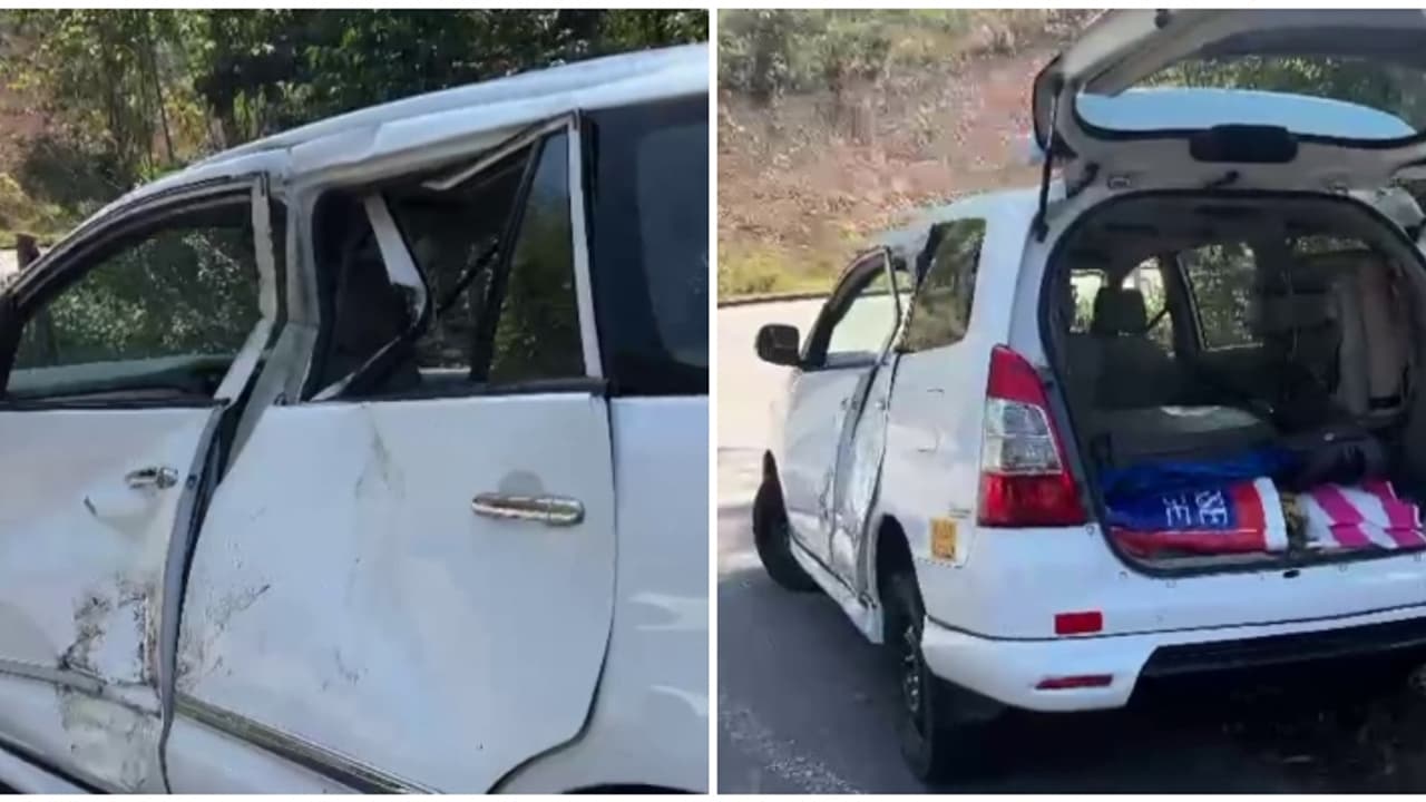 മൂന്നാറിൽ പാഞ്ഞെത്തിയ കാട്ടാന ഓടികൊണ്ടിരുന്ന ഇന്നോവ കാർ ചവിട്ടി മറിച്ചു, കാർ തലകീഴായി മറിഞ്ഞു മൂന്നാറിൽ പാഞ്ഞെത്തിയ കാട്ടാന ഓടികൊണ്ടിരുന്ന ഇന്നോവ കാർ ചവിട്ടി മറിച്ചു, കാർ തലകീഴായി മറിഞ്ഞു