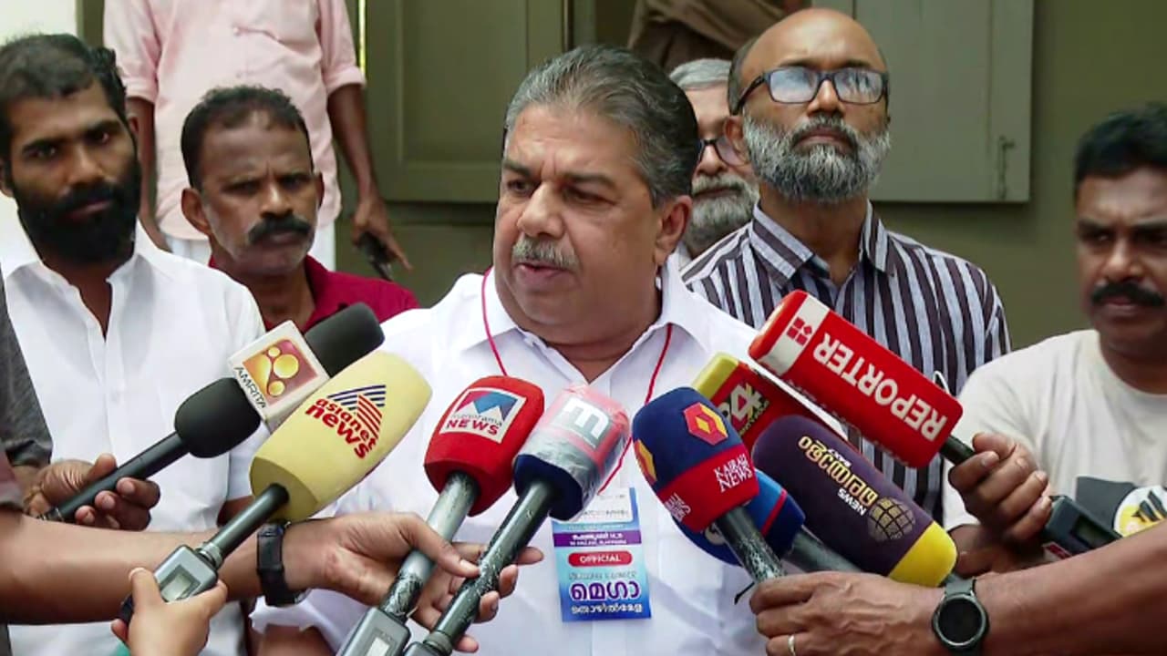 എമ്പുരാൻ വിമർശനങ്ങൾക്കിടെ പ്രതികരണവുമായി മന്ത്രി സജി ചെറിയാൻ; 'സിനിമ കണ്ടില്ല, അതൊരു കലയാണ്, ആസ്വദിക്കുക'