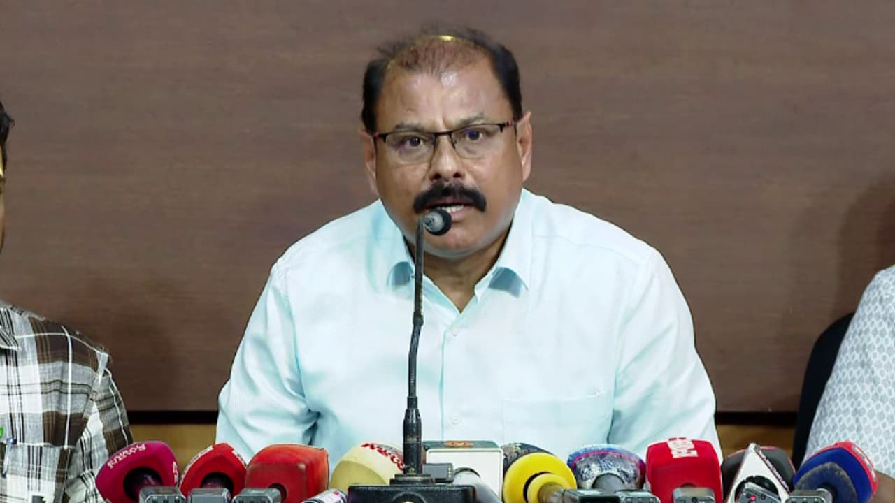 മെസിയെ എത്തിക്കാൻ പല കടമ്പകളുണ്ടെന്ന് യു ഷറഫലി; ഒളിമ്പിക് അസോസിയേഷൻ പ്രസിഡന്റിന്റെ പ്രസ്താവന നിരുത്തരവാദപരം മെസിയെ എത്തിക്കാൻ പല കടമ്പകളുണ്ടെന്ന് യു ഷറഫലി; ഒളിമ്പിക് അസോസിയേഷൻ പ്രസിഡന്റിന്റെ പ്രസ്താവന നിരുത്തരവാദപരം