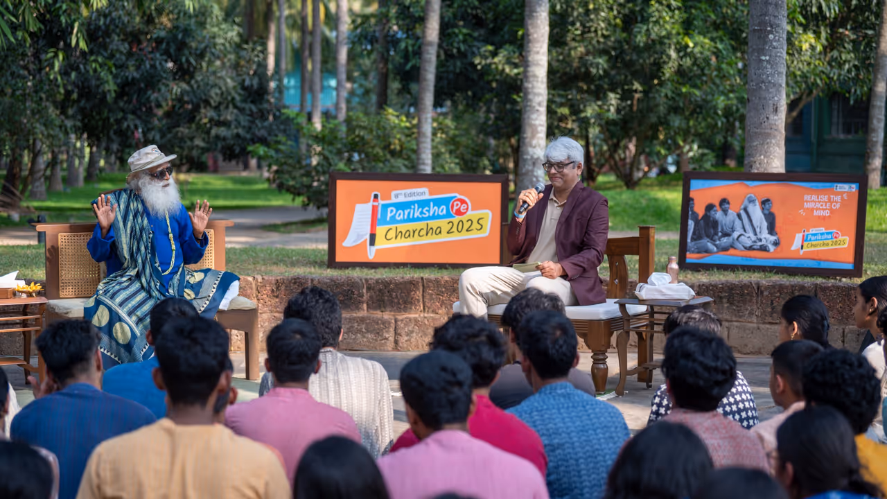 ஸ்மார்ட்போனை விட ஸ்மார்டாக இருங்கள்! மாணவரின் கேள்விக்கு சத்குரு அளித்த பதில்!