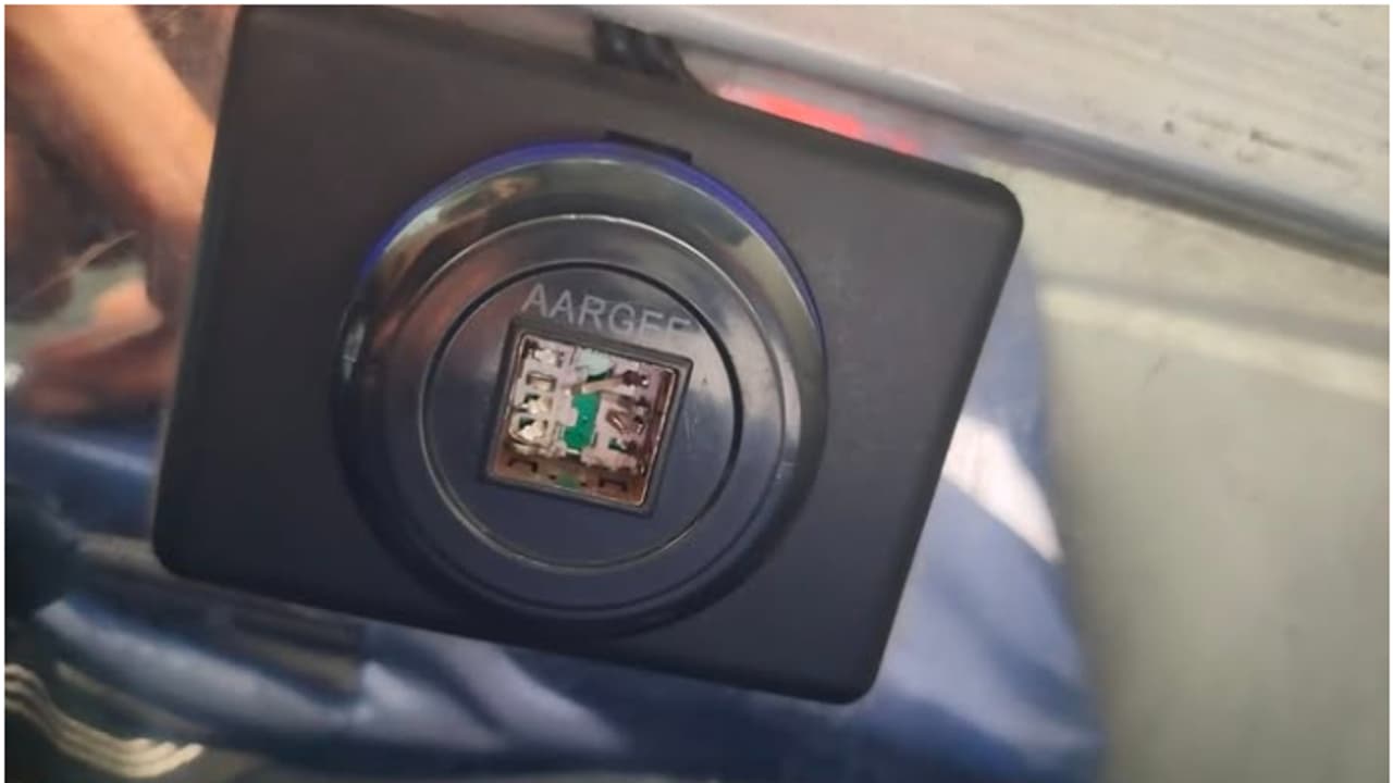 കെഎസ്ആർടിസി ബസിലെ മൊബൈൽ ചാർജിങ്ങ്, ഒടുവിൽ ആ നിര്‍ദേശമെത്തി, കേടായ പോർട്ടുകളെല്ലാം ഉടൻ മാറ്റണം