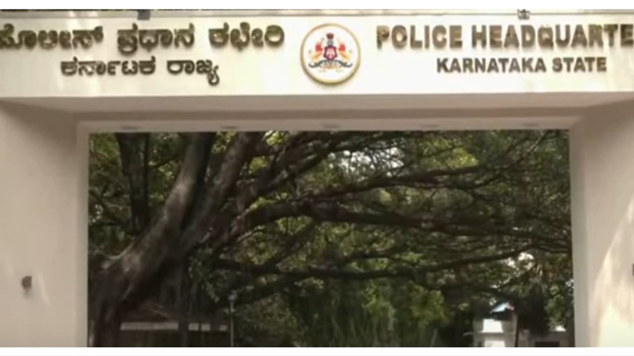 ഇഡി ചമഞ്ഞ് കർണാടക വ്യവസായിയിൽ നിന്ന് 4 കോടി തട്ടിയ കേസ്: കൊടുങ്ങല്ലൂരിലെ എഎസ്ഐയെ സസ്പെൻഡ് ചെയ്തു ഇഡി ചമഞ്ഞ് കർണാടക വ്യവസായിയിൽ നിന്ന് 4 കോടി തട്ടിയ കേസ്: കൊടുങ്ങല്ലൂരിലെ എഎസ്ഐയെ സസ്പെൻഡ് ചെയ്തു