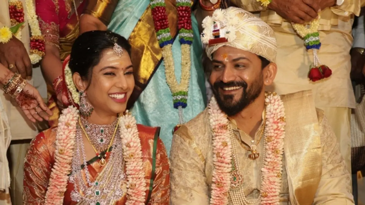 ಮುಗಿಬಿದ್ದು ಮದುವೆಗೆ ನುಗ್ಗಿದ ಡಾಲಿ ಧನಂಜಯನ ಅಭಿಮಾನಿಗಳು: ಪತ್ನಿ ಧನ್ಯತಾ ಹೇಳಿಕೆ ವೈರಲ್! ಮುಗಿಬಿದ್ದು ಮದುವೆಗೆ ನುಗ್ಗಿದ ಡಾಲಿ ಧನಂಜಯನ ಅಭಿಮಾನಿಗಳು: ಪತ್ನಿ ಧನ್ಯತಾ ಹೇಳಿಕೆ ವೈರಲ್!