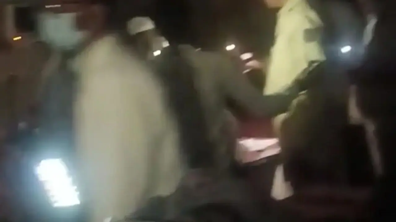  ಕೈ ಕೊಟ್ಟ ಕರೆಂಟ್‌, ಬಳ್ಳಾರಿಯ ಬಿಮ್ಸ್‌ನಲ್ಲಿ ಮೊಬೈಲ್‌ ಟಾರ್ಚ್‌ನಲ್ಲಿ ರೋಗಿಗೆ ಚಿಕಿತ್ಸೆ!