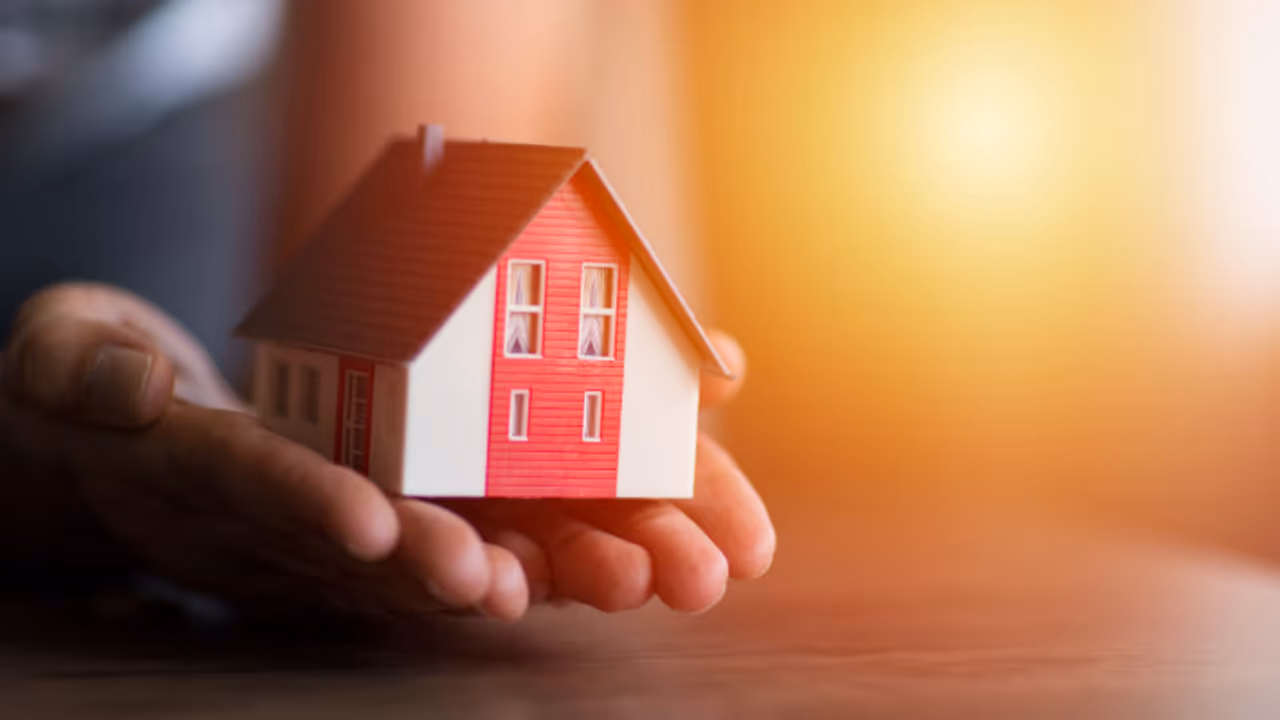 മരിച്ചുപോയ അച്ഛന്റെ ഓർമകൾ നഷ്ടപ്പെടാതിരിക്കാൻ വീട് മുഴുവനായി 100 അടി മാറ്റി സ്ഥാപിച്ച് മക്കൾ മരിച്ചുപോയ അച്ഛന്റെ ഓർമകൾ നഷ്ടപ്പെടാതിരിക്കാൻ വീട് മുഴുവനായി 100 അടി മാറ്റി സ്ഥാപിച്ച് മക്കൾ