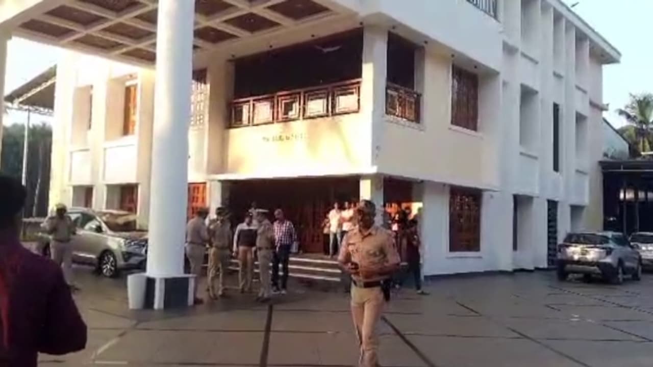 വ്യവസായിയുടെ വീട്ടിൽ ഇഡി ഉദ്യോഗസ്ഥർ ചമഞ്ഞ് തട്ടിപ്പ്; പിന്നിൽ കൊടുങ്ങല്ലൂർ ഗ്രേഡ് എസ്ഐയും സംഘവും വ്യവസായിയുടെ വീട്ടിൽ ഇഡി ഉദ്യോഗസ്ഥർ ചമഞ്ഞ് തട്ടിപ്പ്; പിന്നിൽ കൊടുങ്ങല്ലൂർ ഗ്രേഡ് എസ്ഐയും സംഘവും