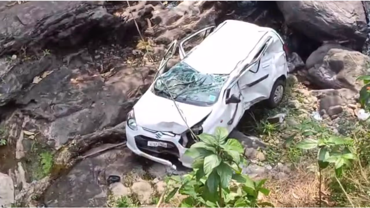 താമരശ്ശേരിയിൽ നിയന്ത്രണം വിട്ട കാര്‍ പുഴയിലേക്ക് തല കീഴായി മറിഞ്ഞു, യാത്രക്കാരിക്ക് പരിക്ക്