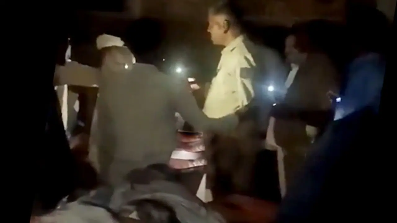 Karnataka doctors use phone torch to stitch patient's wound as hospital faces power outage, faces flak (WATCH) Karnataka doctors use phone torch to stitch patient's wound as hospital faces power outage, faces flak (WATCH)