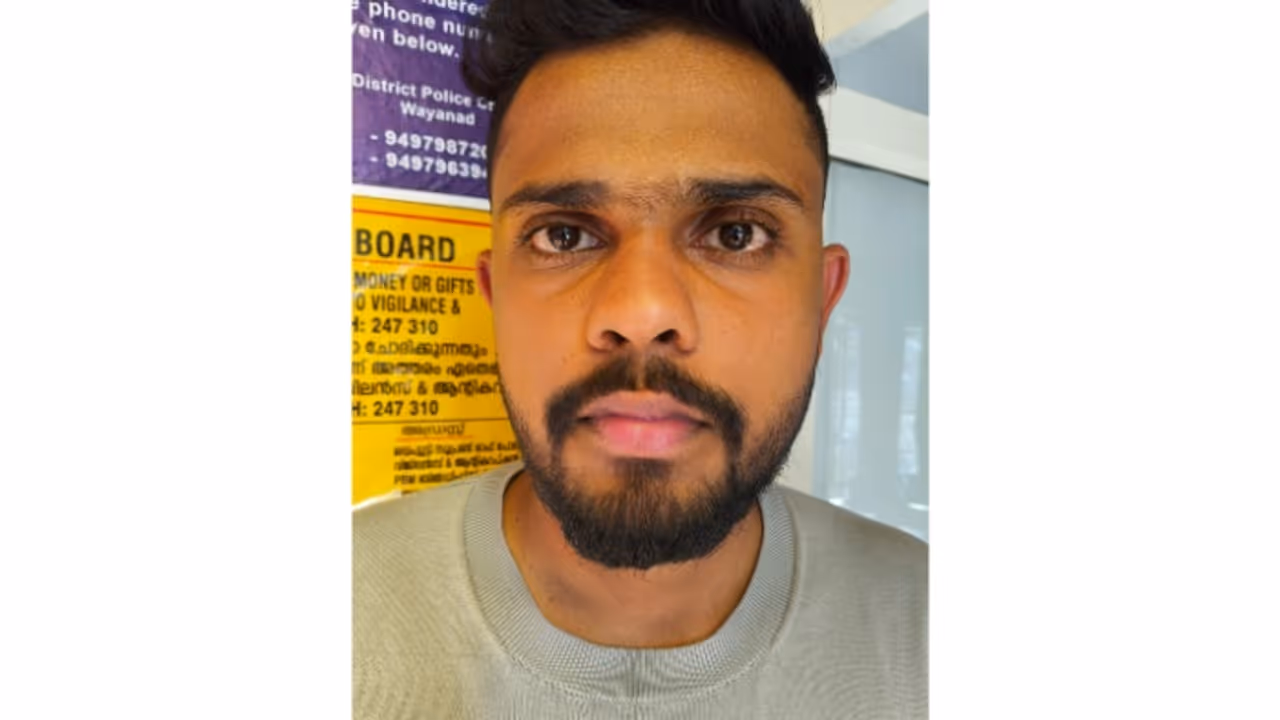 അബുദാബിയിൽ നിന്ന് നാട്ടിലേക്ക് വരാൻ വിമാനത്താവളത്തിൽ ഇറങ്ങിയതും പിടിവീണു; 75 ലക്ഷം തട്ടി മുങ്ങിയ കേസിൽ നടപടി അബുദാബിയിൽ നിന്ന് നാട്ടിലേക്ക് വരാൻ വിമാനത്താവളത്തിൽ ഇറങ്ങിയതും പിടിവീണു; 75 ലക്ഷം തട്ടി മുങ്ങിയ കേസിൽ നടപടി