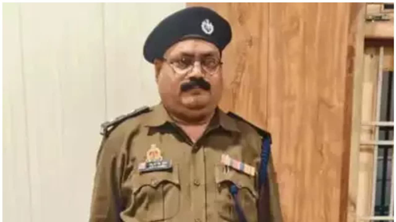 ഭാര്യയുടെ സുഹൃത്തും ഭർത്താവും തമ്മിൽ തർക്കം, അമ്മായിയമ്മയെ പേടിപ്പിക്കാൻ ഐപിഎസ് വേഷം കെട്ടി; 50കാരൻ അറസ്റ്റിൽ ഭാര്യയുടെ സുഹൃത്തും ഭർത്താവും തമ്മിൽ തർക്കം, അമ്മായിയമ്മയെ പേടിപ്പിക്കാൻ ഐപിഎസ് വേഷം കെട്ടി; 50കാരൻ അറസ്റ്റിൽ