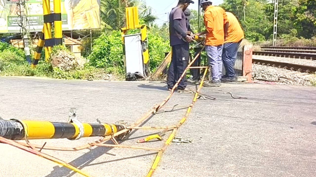 രാവിലെ ട്രെയിൻ വരുന്ന സമയം തകഴി റെയിൽവേ ഗേറ്റടച്ചു; അതിവേഗമെത്തി ഓട്ടോറിക്ഷ ഇടിച്ചുകയറി ക്രോസ് ബാര്‍ തകര്‍ന്നു