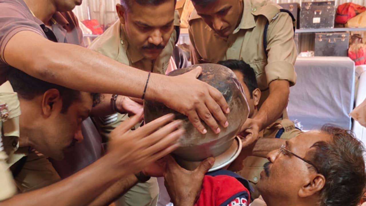 2 വയസുകാരൻ അടുക്കളയിൽ കളിക്കുന്നതിനിടെ വീട്ടുകാരുടെ ശ്രദ്ധമാറി; തലയിൽ കുടുങ്ങിയ പാത്രം മുറിച്ചെടുത്ത് മാറ്റി 2 വയസുകാരൻ അടുക്കളയിൽ കളിക്കുന്നതിനിടെ വീട്ടുകാരുടെ ശ്രദ്ധമാറി; തലയിൽ കുടുങ്ങിയ പാത്രം മുറിച്ചെടുത്ത് മാറ്റി