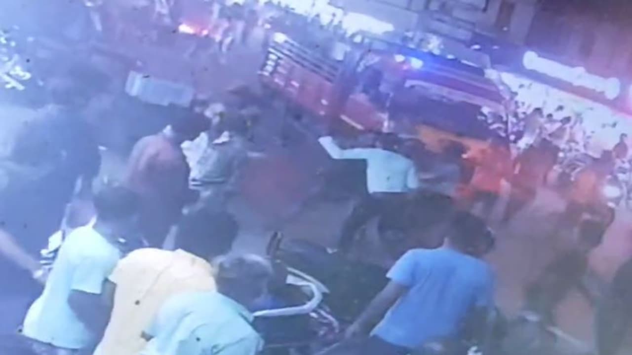 അതിഥി തൊഴിലാളികൾ അടിച്ച് ഫിറ്റായി, ചാലക്കുടി ചന്തയിൽ കൂട്ടത്തല്ല്; ലാത്തി വീശി വിരട്ടിയോടിച്ച് പൊലീസ് അതിഥി തൊഴിലാളികൾ അടിച്ച് ഫിറ്റായി, ചാലക്കുടി ചന്തയിൽ കൂട്ടത്തല്ല്; ലാത്തി വീശി വിരട്ടിയോടിച്ച് പൊലീസ്