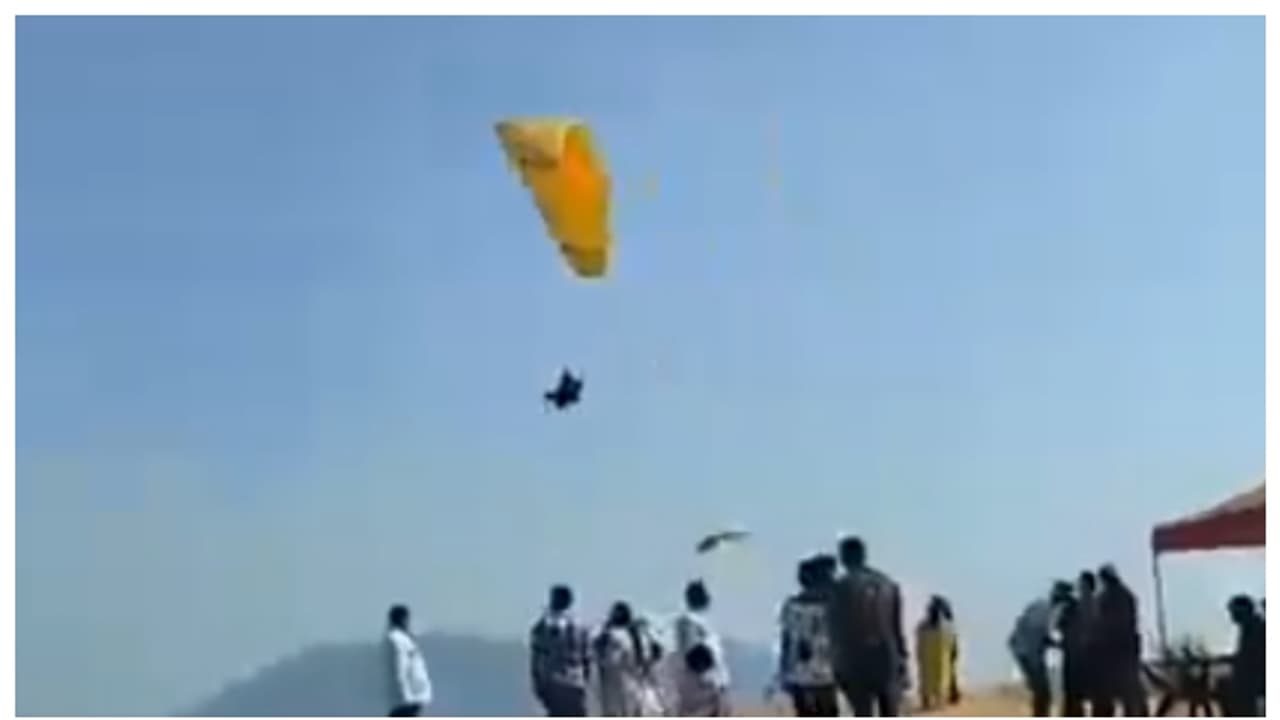 പരീക്ഷയ്ക്കെത്താൻ ട്രാഫിക് തടസം, പാരാഗ്ലൈഡിംഗ് നടത്തി സമയത്തെത്തിയ വിദ്യാർത്ഥിയ്ക്ക് അഭിനന്ദനം; വീഡിയോ പരീക്ഷയ്ക്കെത്താൻ ട്രാഫിക് തടസം, പാരാഗ്ലൈഡിംഗ് നടത്തി സമയത്തെത്തിയ വിദ്യാർത്ഥിയ്ക്ക് അഭിനന്ദനം; വീഡിയോ