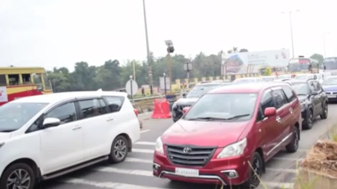 സൂചി കുത്താനിടമില്ല! ആമ്പല്ലൂര് പുതുക്കാട് അടിപ്പാത നിര്മാണം; തൃശൂരിലെത്താൻ വലഞ്ഞ് യാത്രക്കാർ സൂചി കുത്താനിടമില്ല! ആമ്പല്ലൂര് പുതുക്കാട് അടിപ്പാത നിര്മാണം; തൃശൂരിലെത്താൻ വലഞ്ഞ് യാത്രക്കാർ