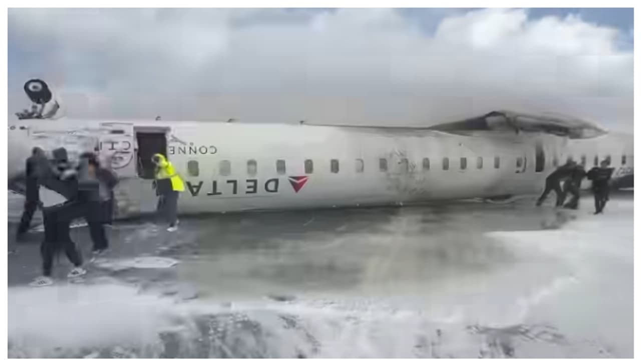 'കണ്ടത് തീ ഗോളം'; മലർന്ന് കിടക്കുന്ന വിമാനത്തില് നിന്നും യാത്രക്കാരെ രക്ഷപ്പെടുത്തുന്ന വീഡിയോ വൈറൽ 'കണ്ടത് തീ ഗോളം'; മലർന്ന് കിടക്കുന്ന വിമാനത്തില് നിന്നും യാത്രക്കാരെ രക്ഷപ്പെടുത്തുന്ന വീഡിയോ വൈറൽ