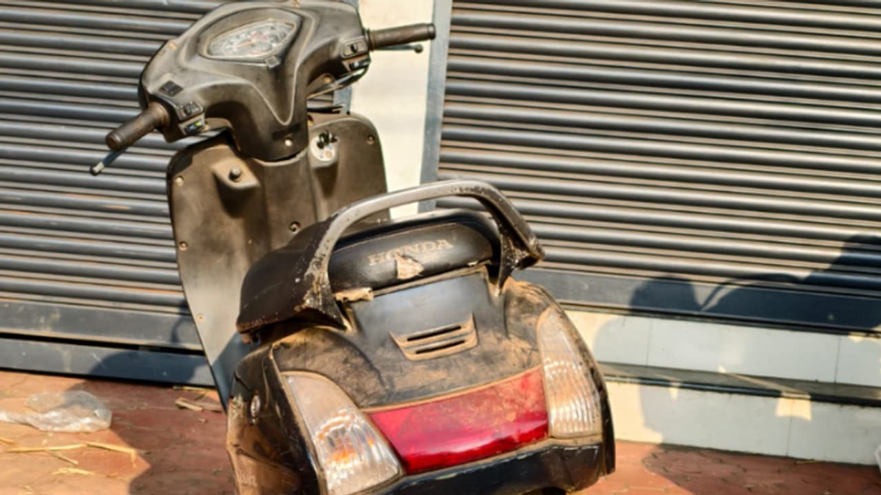 'കള്ളനെങ്കിലും ആളൊരു മാന്യനാണ്'; കൊണ്ടുപോയ സ്കൂട്ടർ 2 മാസം കഴിഞ്ഞ് തിരിച്ചെത്തിച്ചപ്പോൾ ഉടമയ്ക്കൊരു സർപ്രൈസ്! 'കള്ളനെങ്കിലും ആളൊരു മാന്യനാണ്'; കൊണ്ടുപോയ സ്കൂട്ടർ 2 മാസം കഴിഞ്ഞ് തിരിച്ചെത്തിച്ചപ്പോൾ ഉടമയ്ക്കൊരു സർപ്രൈസ്!