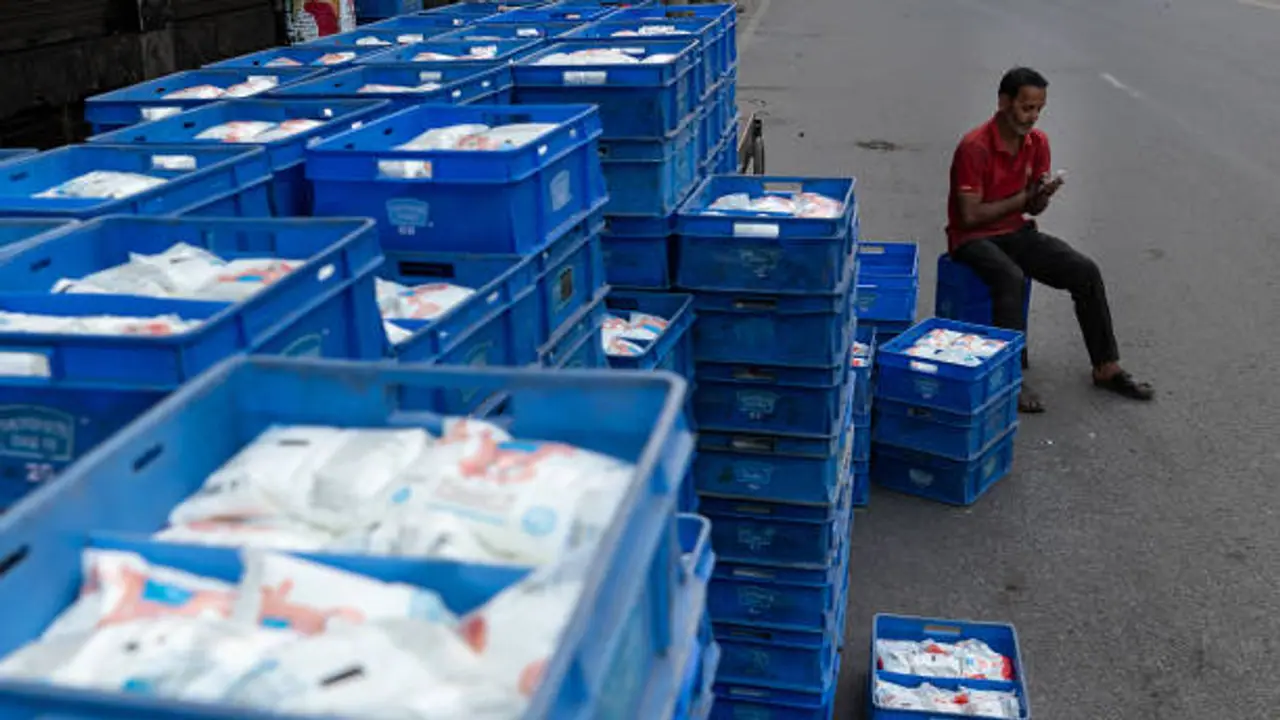 Milk Price: மக்களுக்கு அடுத்த ஷாக்! பால் விலை மீண்டும் கிடுகிடு... அரசு தலையிட முகவர் சங்கம் கோரிக்கை