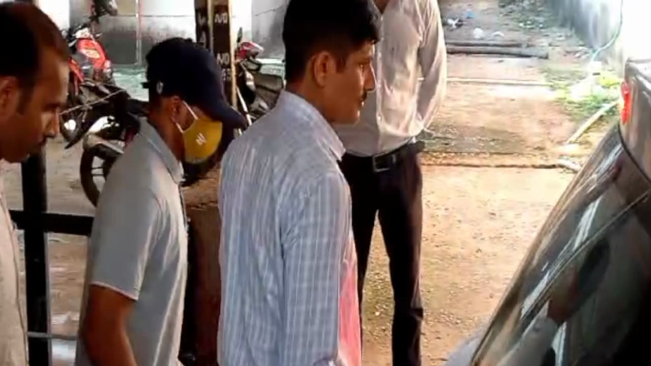 ಕಾರವಾರ ಕದಂಬ ನೌಕಾನೆಲೆ ಮಾಹಿತಿ ಪಾಕಿಸ್ತಾನಕ್ಕೆ ಸೋರಿಕೆ; ಇಬ್ಬರನ್ನು ಬಂಧಿಸಿದ ಎನ್ಐಎ ಕಾರವಾರ ಕದಂಬ ನೌಕಾನೆಲೆ ಮಾಹಿತಿ ಪಾಕಿಸ್ತಾನಕ್ಕೆ ಸೋರಿಕೆ; ಇಬ್ಬರನ್ನು ಬಂಧಿಸಿದ ಎನ್ಐಎ