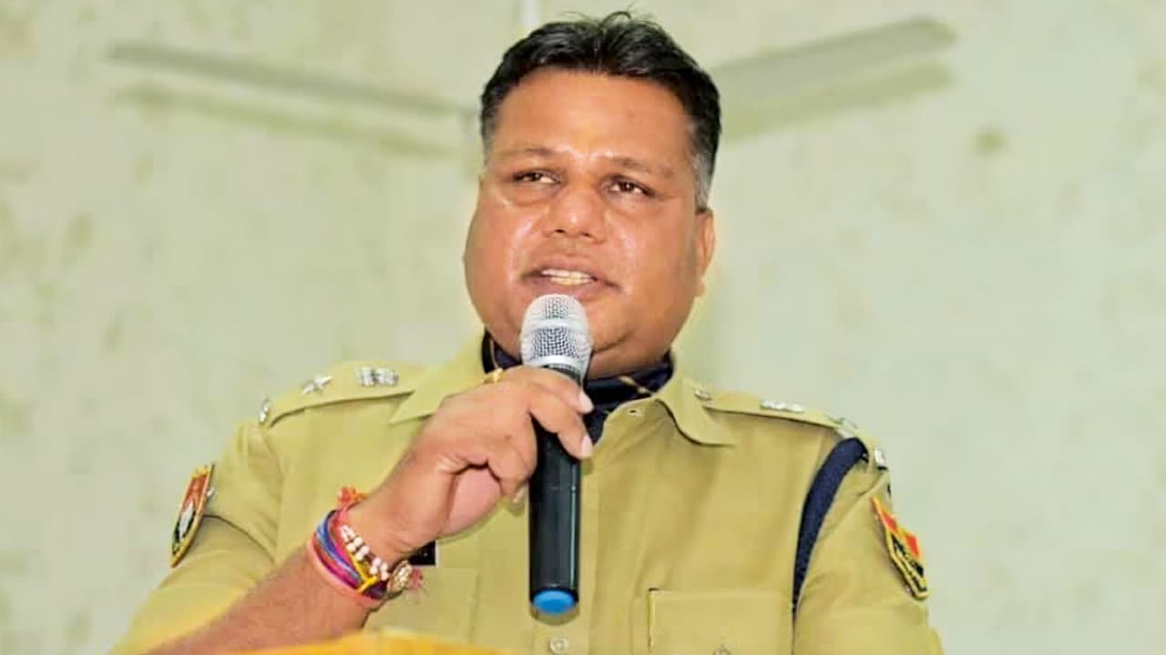 വിവാ​ഹമോചിതനാകാതെ രണ്ടാം വിവാഹം വിവാദമായി; ഐപിഎസ് ഓഫിസർക്ക് ധനനഷ്ടം, മാനഹാനി 