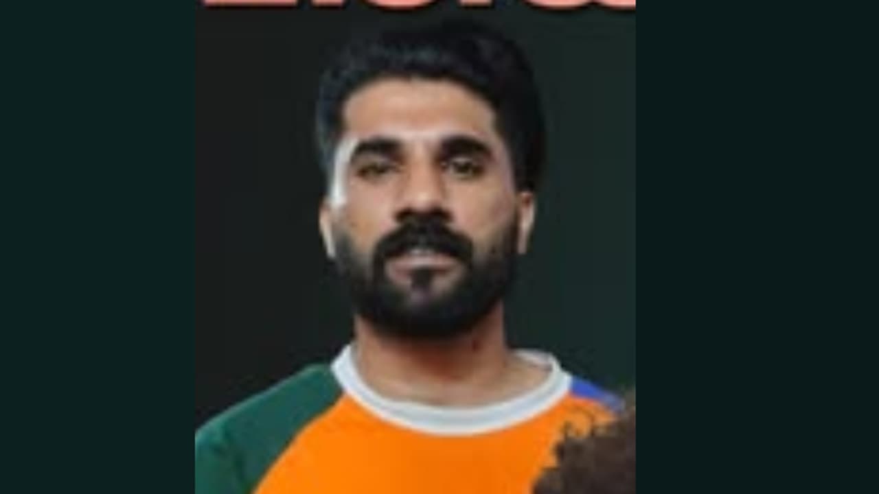  കയ്യിൽ ഒന്നിലധികം മൊബൈൽ ഫോണുകൾ, എല്ലാം സ്പെഷ്യൽ സ്ക്വാഡ് പിടിച്ചെടുത്തു, യുവാവിന്റെ പണി ലഹരി വിൽപന