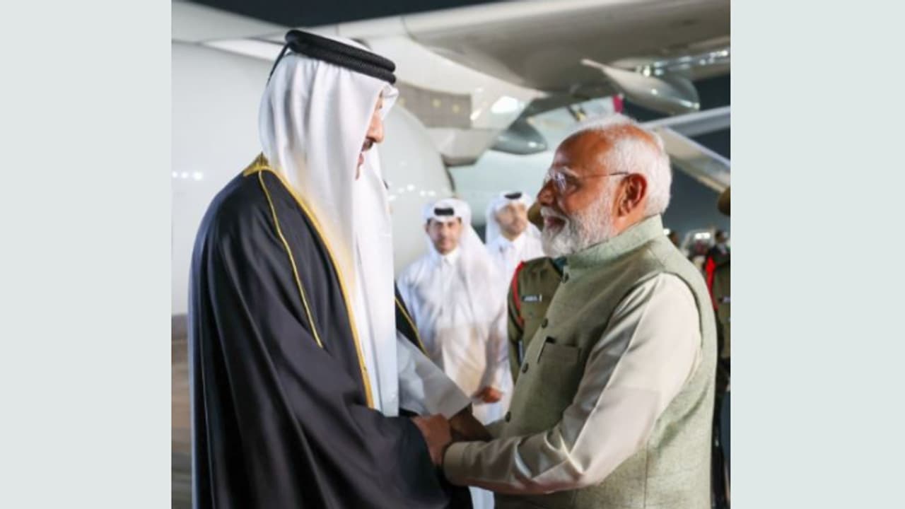 `എന്റെ സഹോദരന് ഇന്ത്യയിലേക്ക് സ്വാഗതം', ഖത്തർ അമീറിനെ മോദി സ്വീകരിച്ചത് പതിവ് പ്രൊട്ടോക്കോൾ ലംഘിച്ച് `എന്റെ സഹോദരന് ഇന്ത്യയിലേക്ക് സ്വാഗതം', ഖത്തർ അമീറിനെ മോദി സ്വീകരിച്ചത് പതിവ് പ്രൊട്ടോക്കോൾ ലംഘിച്ച്