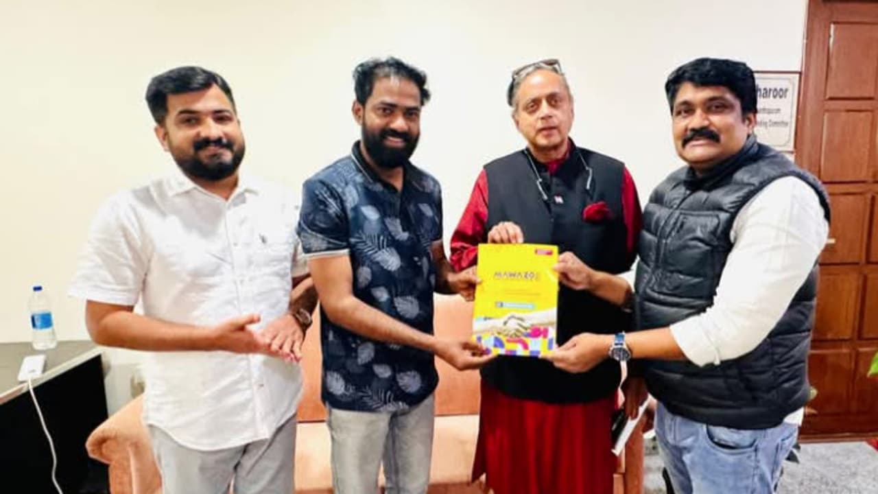 ഡിവൈഎഫ്ഐ സ്റ്റാര്‍ട്ട് അപ് ഫെസ്റ്റിവലിലേക്ക് ശശിതരൂരിന് ക്ഷണം, രാഷ്ട്രീയ ലക്ഷ്യമില്ലെന്ന് ഡിവൈഎഫ്ഐ നേതൃത്വം