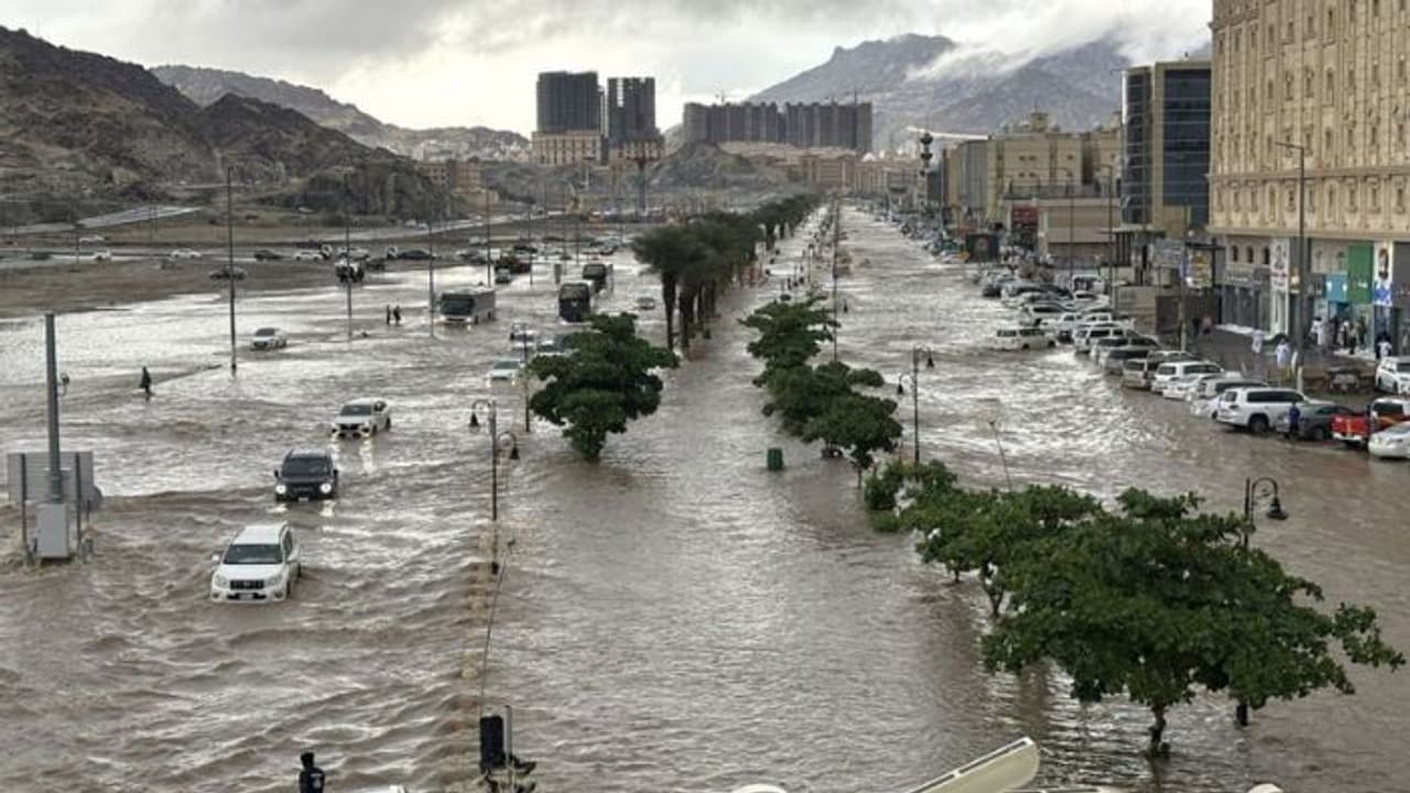 ಮರುಭೂಮಿ ರಾಷ್ಟ್ರ ಸೌದಿ ಅರೇಬಿಯಾದಲ್ಲಿ ಪ್ರವಾಹದ ಮುನ್ನೆಚ್ಚರಿಕೆ; ನಿಮ್ಮವರು ಹೇಗಿದ್ದಾರೆ ತಿಳಿದುಕೊಳ್ಳಿ!