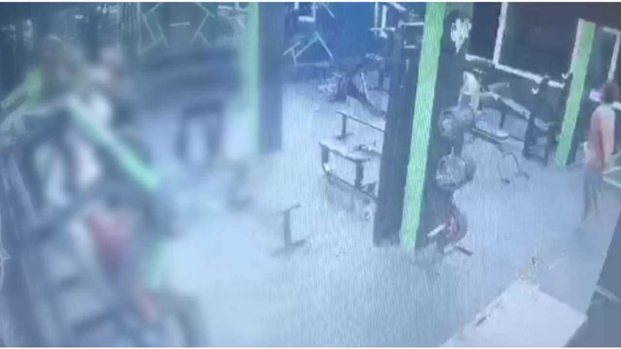 അമ്പലവയലിൽ ജിമ്മിൽ വ്യായാമം ചെയ്യുന്നതിനിടയിൽ 20 വയസ്സുകാരൻ കുഴഞ്ഞുവീണു മരിച്ചു അമ്പലവയലിൽ ജിമ്മിൽ വ്യായാമം ചെയ്യുന്നതിനിടയിൽ 20 വയസ്സുകാരൻ കുഴഞ്ഞുവീണു മരിച്ചു