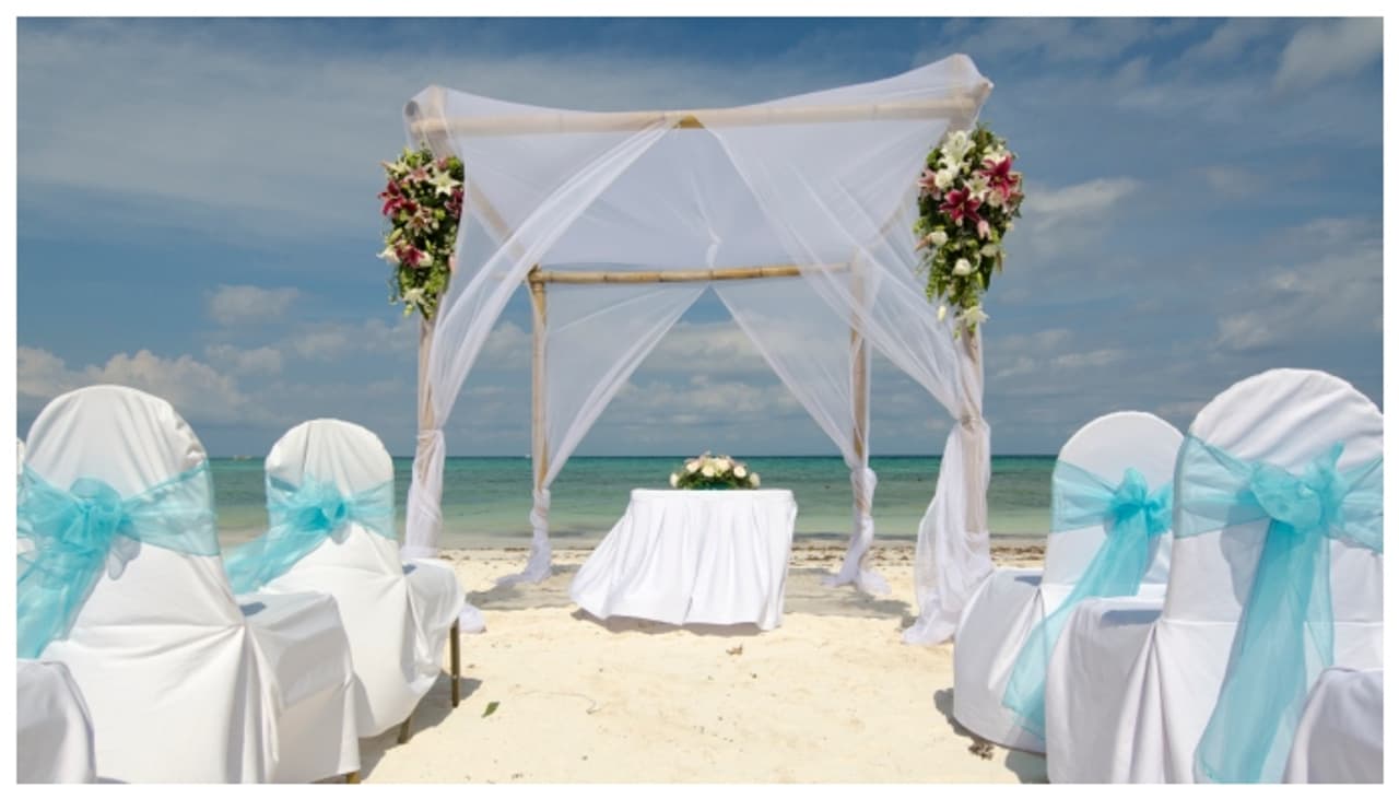 വിവാഹ വേദിയിലേക്ക് സൈനികനായ വരൻ എത്തിയത് 5,000 അടി ഉയരത്തിൽ നിന്നും സ്കൈ ഡൈവ് നടത്തി, പക്ഷേ, ട്വിസ്റ്റ്