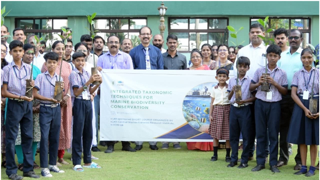 സമുദ്രജൈവവൈവിധ്യ സംരക്ഷണം: സ്കൂൾ വിദ്യാർത്ഥികൾക്ക് കണ്ടൽ തൈകൾ നൽകി സിഎംഎഫ്ആർഐ